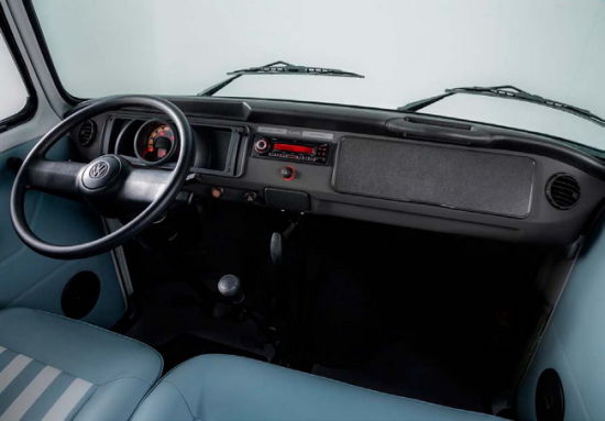 车内部分也维持着一样的白蓝配色