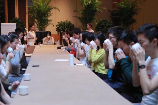 在中国威斯汀健康潮活动中，瑜伽大师王媛在北京金融街威斯汀大酒店主持了一场饮茶为主题的冥想环节