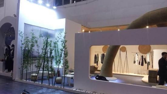 “YXZD一席之地”女装品牌沉稳大气的展位