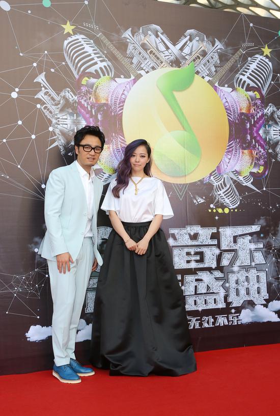 张靓颖频换装扮典雅女神