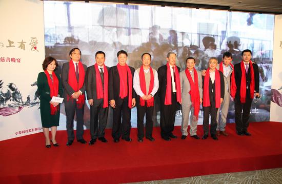 左起：丁远夫妇(中欧国际工商学院会计学教授)、杨骅(欧米茄中国区副总裁)、张新根(亨得利集团零售事业部大陆区副总裁)、宋建文(亨得利集团副总裁)、张君达(新华爱心教育基金会理事长)、张瑜平(亨得利集团董事会主席)、李力(浪琴品牌中国区副总裁)黄永华(亨得利集团副总裁)、齐宝鑫(主持人)