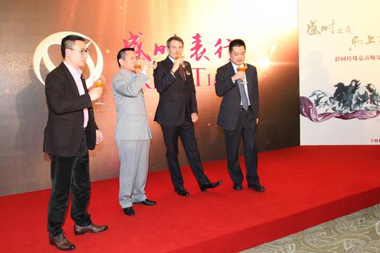 左起：管齐军(亨得利集团零售事业部大陆区总裁)、张瑜平(亨得利集团董事会主席)、Lelio Gavazza(宝格丽品牌中国区副总裁)、周岩(朗格中国区销售总监)