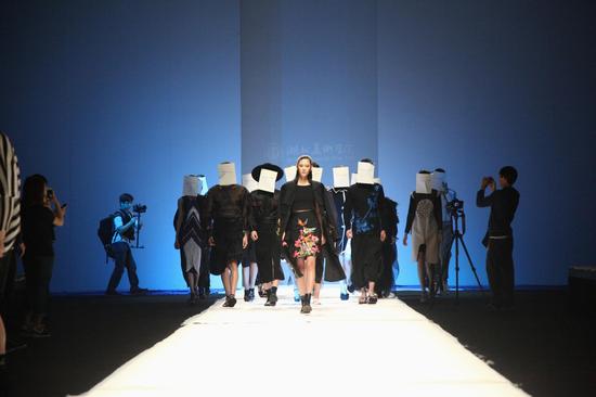 湖北美院服装艺术设计作品展示现场