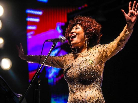 关系 被警方当场捉住 成都运泥车侧翻压扁小轿车 致一女司机当场死亡