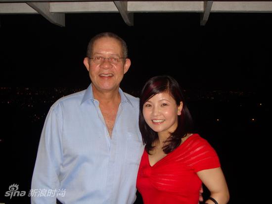 金梅央總裁(右)與牙買加總理布斯戈丁合影