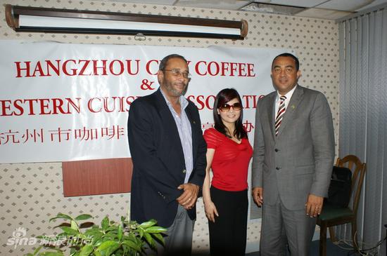 金梅央總裁(中)與牙買加農漁業部長克里斯多福塔夫頓(右)、牙買加咖啡工業局主席霍華德米歇爾簽約後合影