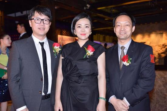 左：黄英哲先生，中：吴惠文女士，右：郑伟良先生