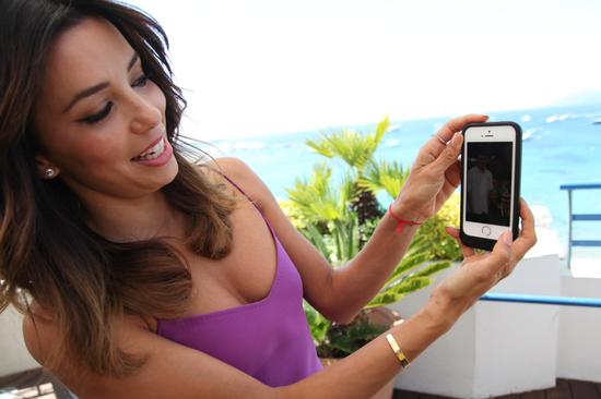 Eva还跟我们分享了她与篮球明星姚明的合影照