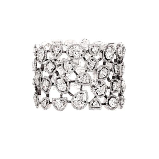 CHANEL高级珠宝“Cascade de Diamants”系列手镯，白18K金镶嵌黑钻及白钻