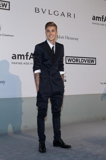 贾斯汀-比伯改邪归正 高价拍得珠宝支持慈善