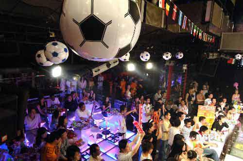 足球主题餐吧说到与足球主题有关的餐厅酒吧,大概分三种类型:一种是