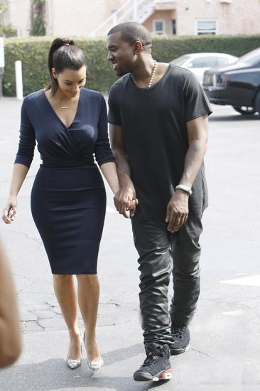 丰乳肥臀的卡戴珊身穿x型连身裙出街尽显窈窕身材,不管是出去游玩