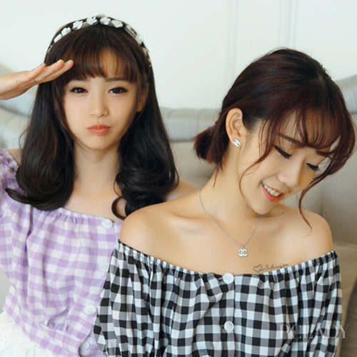 发型各搭配一款亮眼的棒球帽,甜美帅气又很有韩范儿,这样和闺蜜一起出