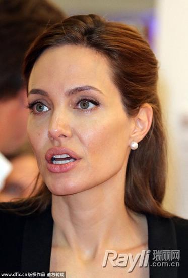 安吉丽娜朱莉酷爱珍珠耳环