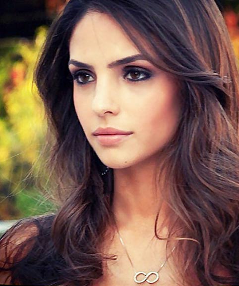 她的母亲罗桑杰拉是法国时尚名牌迪奥驻巴西的总代理,卡罗琳·塞里科