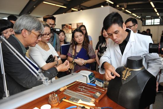 tsl 谢瑞麟工匠师现场展示并讲解tsl 谢瑞麟珠宝制作工艺