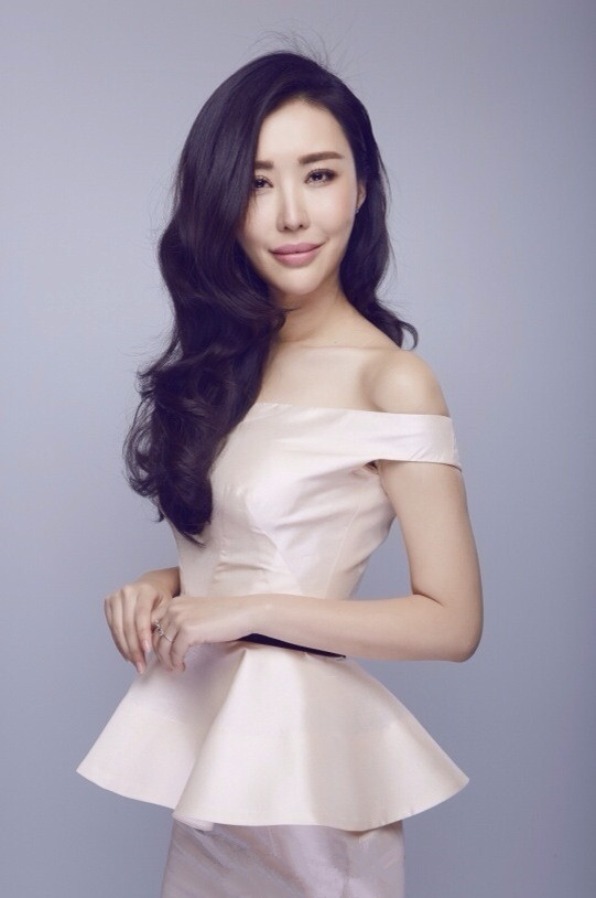 制片人田朴珺亮相兰诺高定礼服鼎力相撑