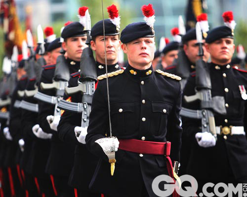 制服你 盘点全球最帅卫兵制服|制服|皇家卫兵_新浪时尚_新浪网