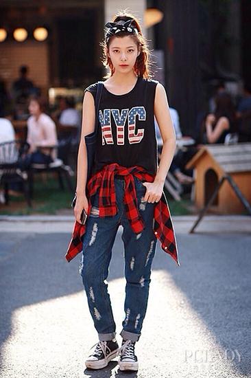 一招耍帅衬衫系腰上打造boyish风格