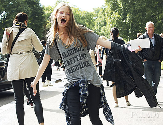 一招耍帅衬衫系腰上打造boyish风格