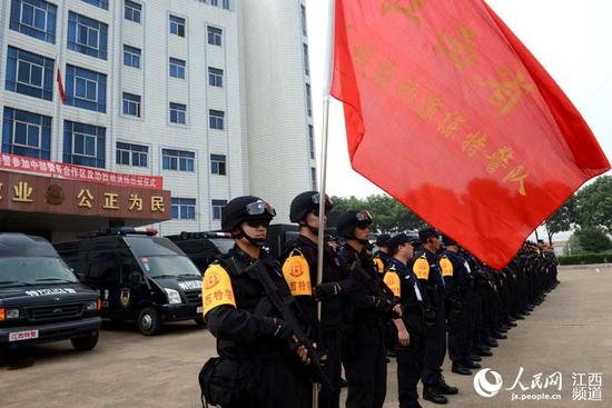 由江西省100名特警队员组建的跨区域拉动演练特警队奔赴湖北参加中部合作区拉动演练。