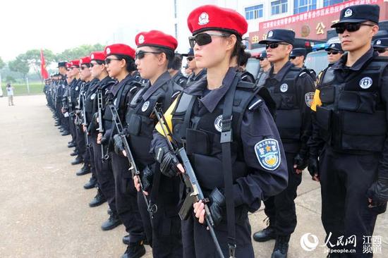由江西省100名特警队员组建的跨区域拉动演练特警队奔赴湖北参加中部合作区拉动演练。