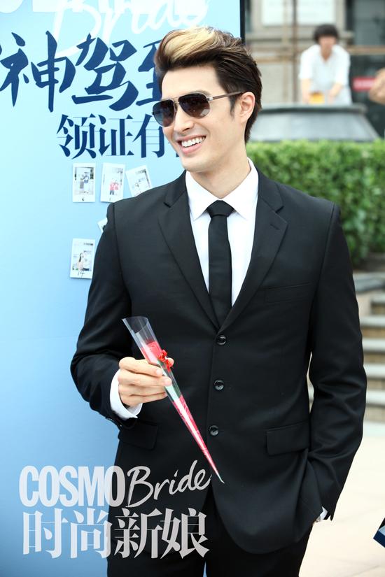 时尚新娘男神驾到小时代男主锦荣七夕当街狂送礼