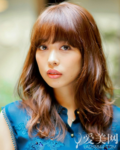 亚麻棕发色带着一些金属光泽,在照射阳光下微微发红,这就是亚麻棕色啦