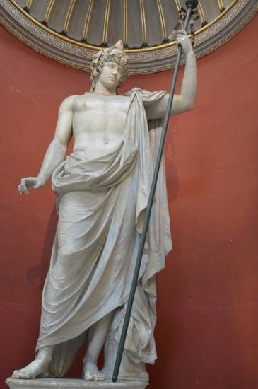 最终的爱恋献给了美少年安提诺乌斯(antinous),他兼具双性优