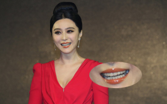 女神范冰冰也出大错 浓妆黑牙现身惊成都