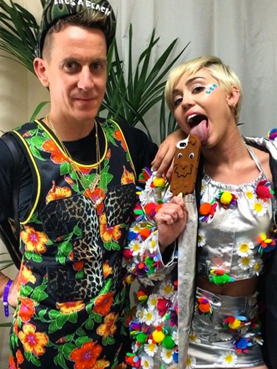 Miley Cyrus纽约时装周与Jeremy Scott合作|设计师|合作_新浪时尚_新浪网