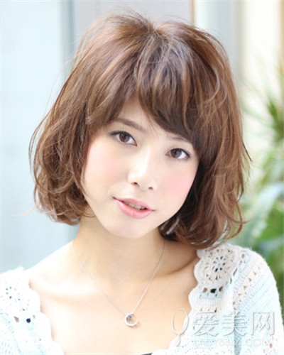 咖啡色短发