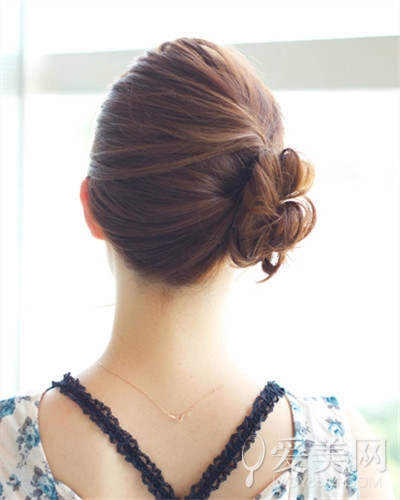 顺着刘海发际线,往一边进行蝎子辫编发,最后用饰物遮掩住橡皮筋,整体