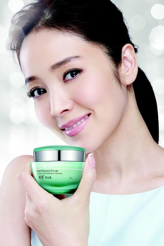 侯佩岑代言雅芳新活再生霜凝驻美丽瞬间