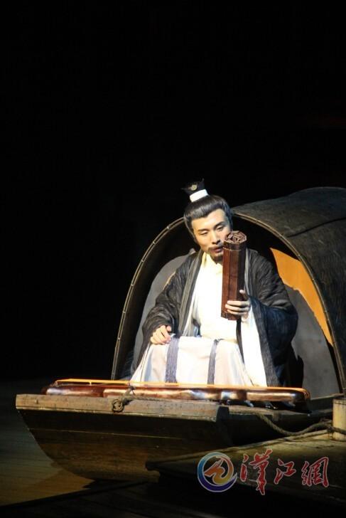 坐在船上运筹帷幄的诸葛亮