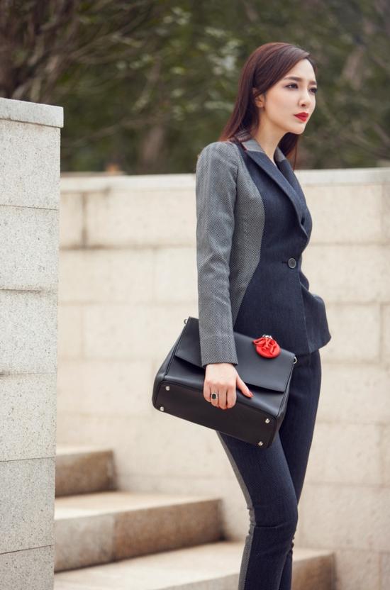 时尚主播刘彦池示范5款背法