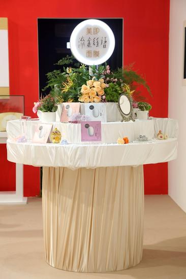 美即流金丝语面膜展台,特别以丝绸装饰,展现其华丽奢宠的特色