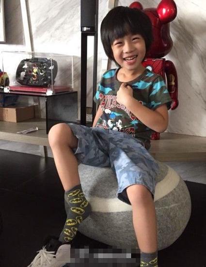 林志颖晒儿子近照 kimi长大不少笑容灿烂