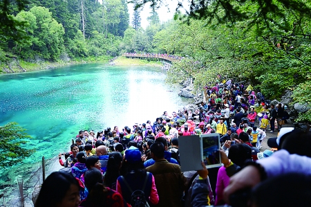 四川阿坝,九寨沟风景区游客扎堆.
