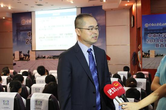 爱尔眼科学院院长唐仕波教授接受媒体采访