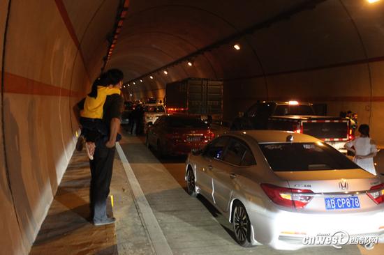 十一包茂高速西康段大堵車車輛被堵隧道2小時