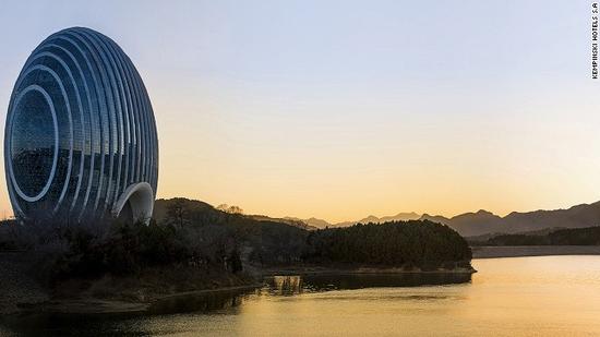 大的一家酒店,位于北京市区以北60公里,风景如画的燕山脚下,雁栖湖畔
