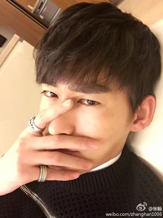 张翰不理绯闻晒自拍遮嘴扮深沉眼神深邃