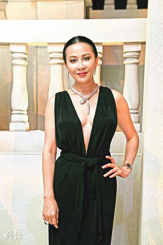 刘嘉玲开胸露半球穿18年前衣