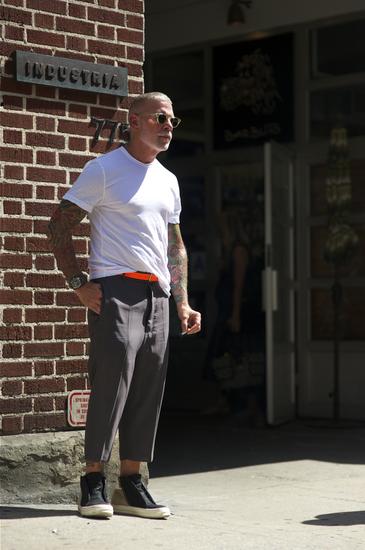 报道说这是穿了该品牌14年秋冬最新款来助阵,也真是难为这位大叔了