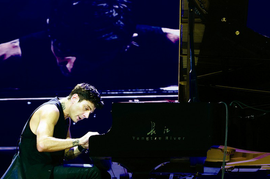 钢琴王子马克西姆琴动宜昌 1秒钟弹奏16个音符