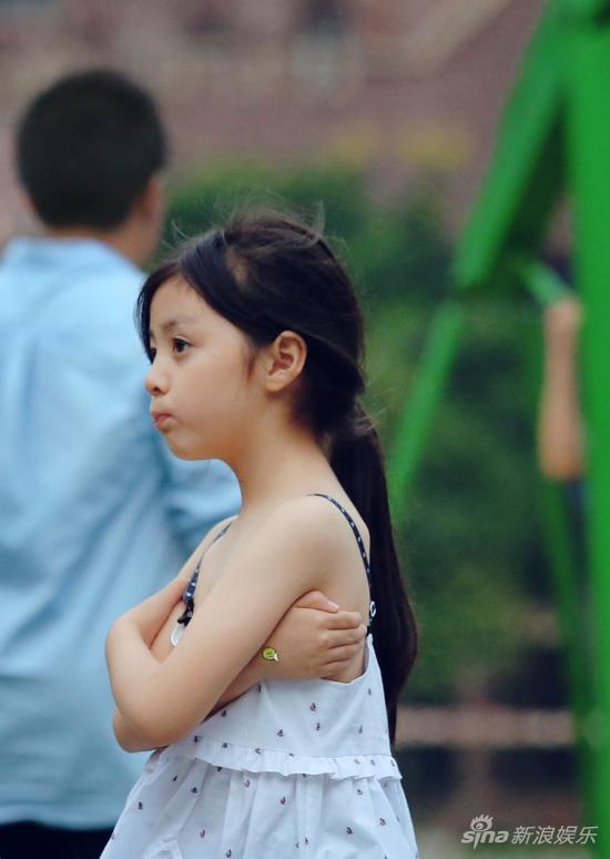 一年级学童生病宋佳自责崩溃怒砸摄像头