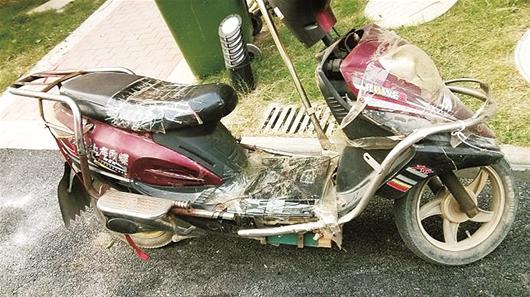 电动车破败不堪 车主用铁丝胶带加固后继续使用