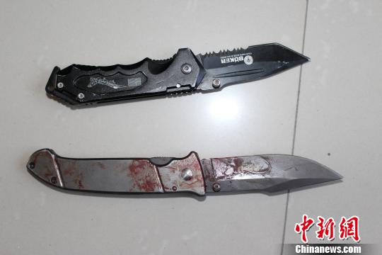 图为警方现场收缴的匕首,上面还残留血迹. 吴柏青摄