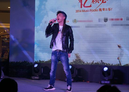 张玮助力公益活动 义卖好声音参赛戒指|张玮|戒指|公益_新浪娱乐_新浪网